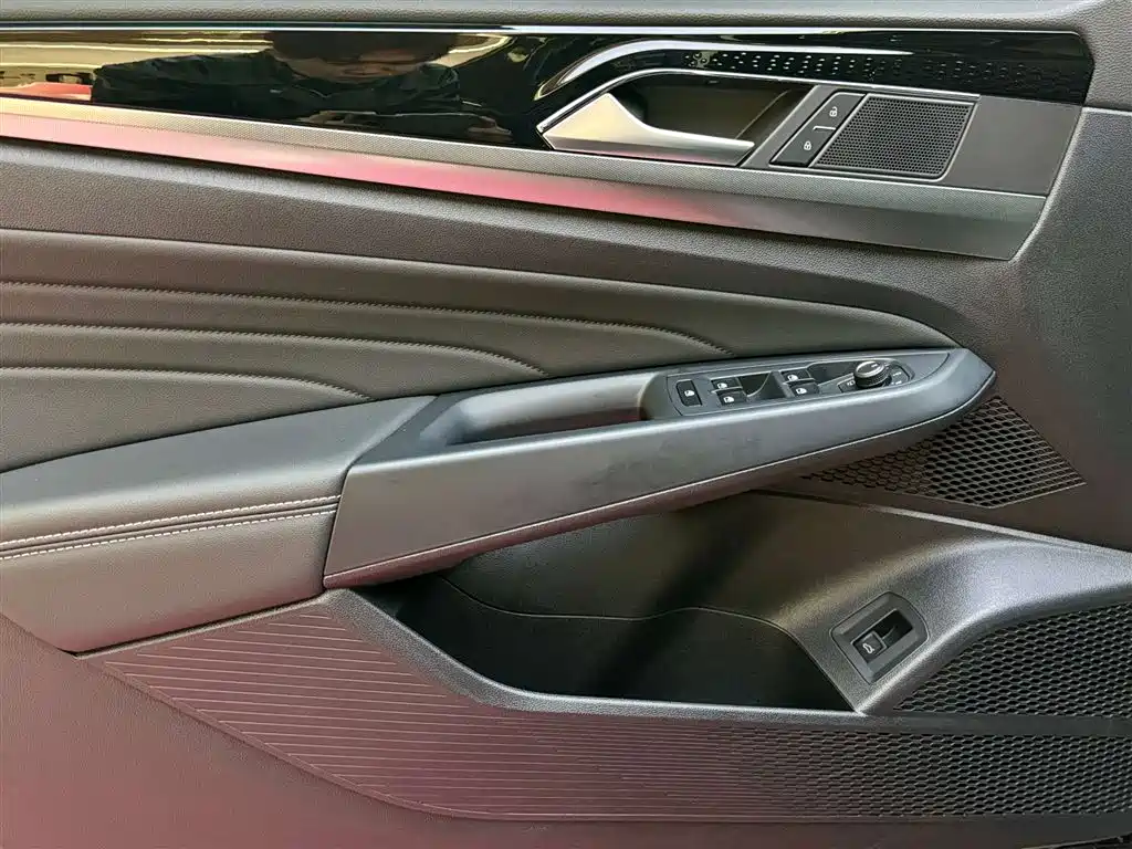 Volkswagen Passat 2023 330TSI Starlight Elite Edition фото 16