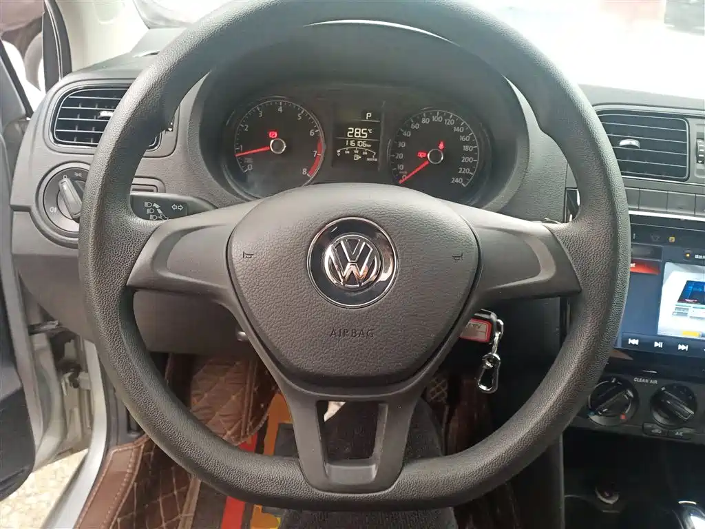 Volkswagen Polo 2016 1.4L Automatic Trend фото 11