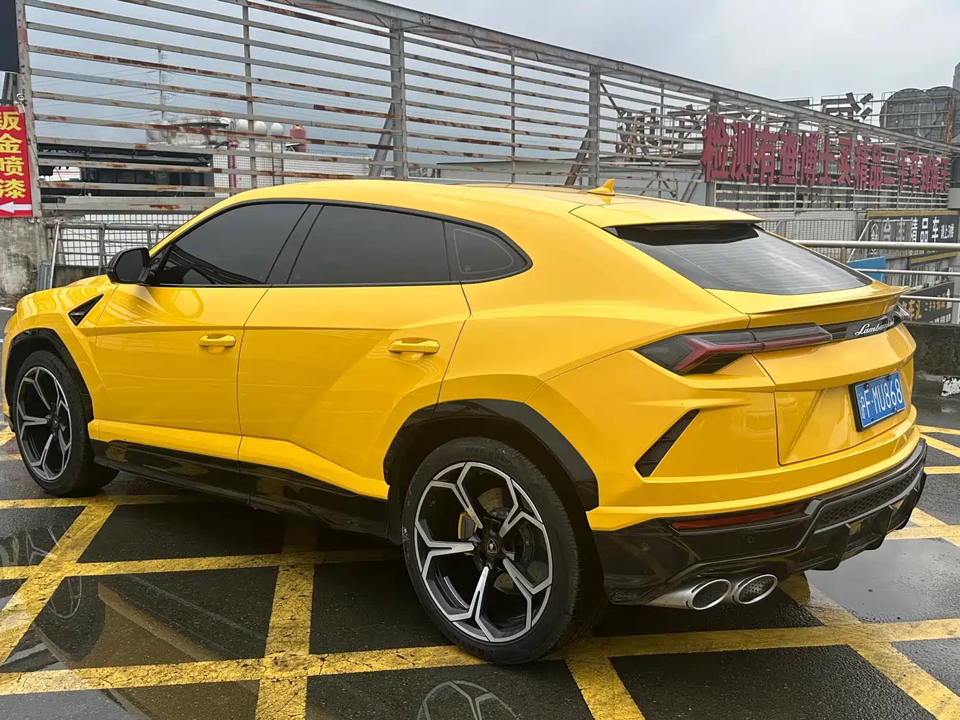 LAMBORGHINI URUS
