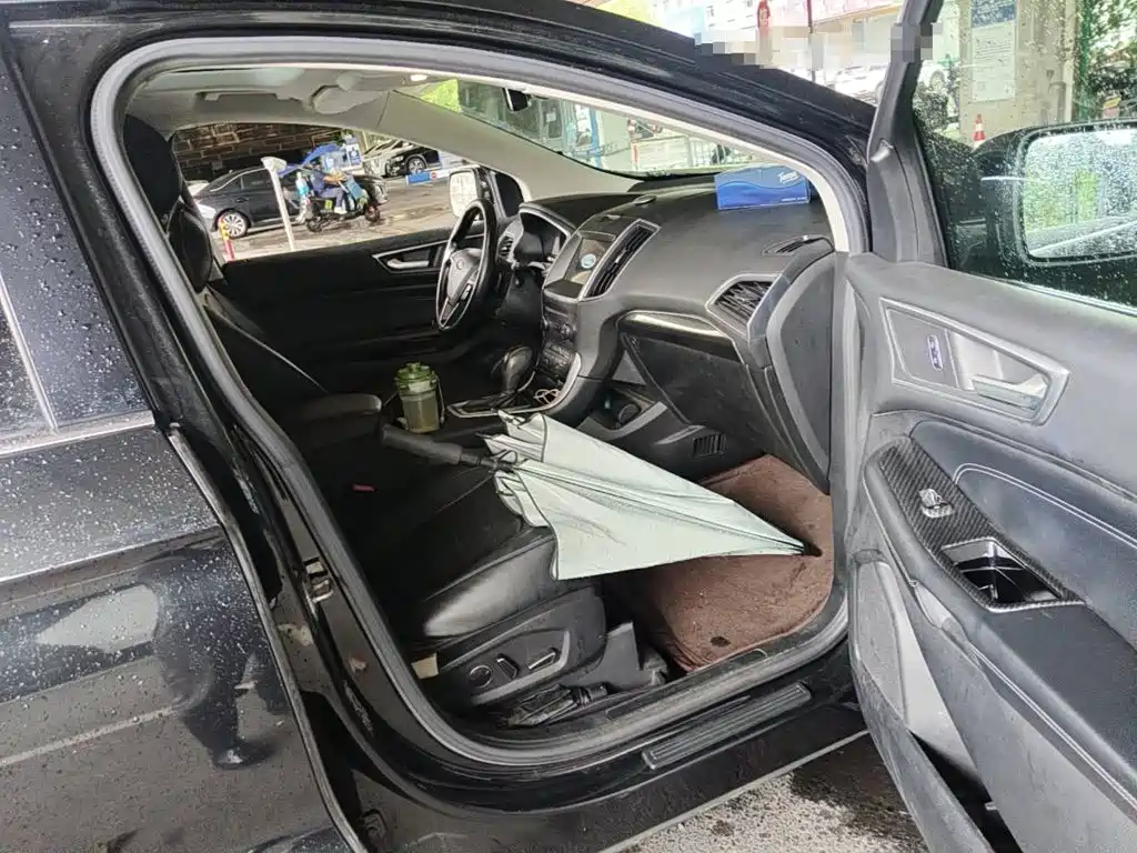 Photo 12 - Ford Edge