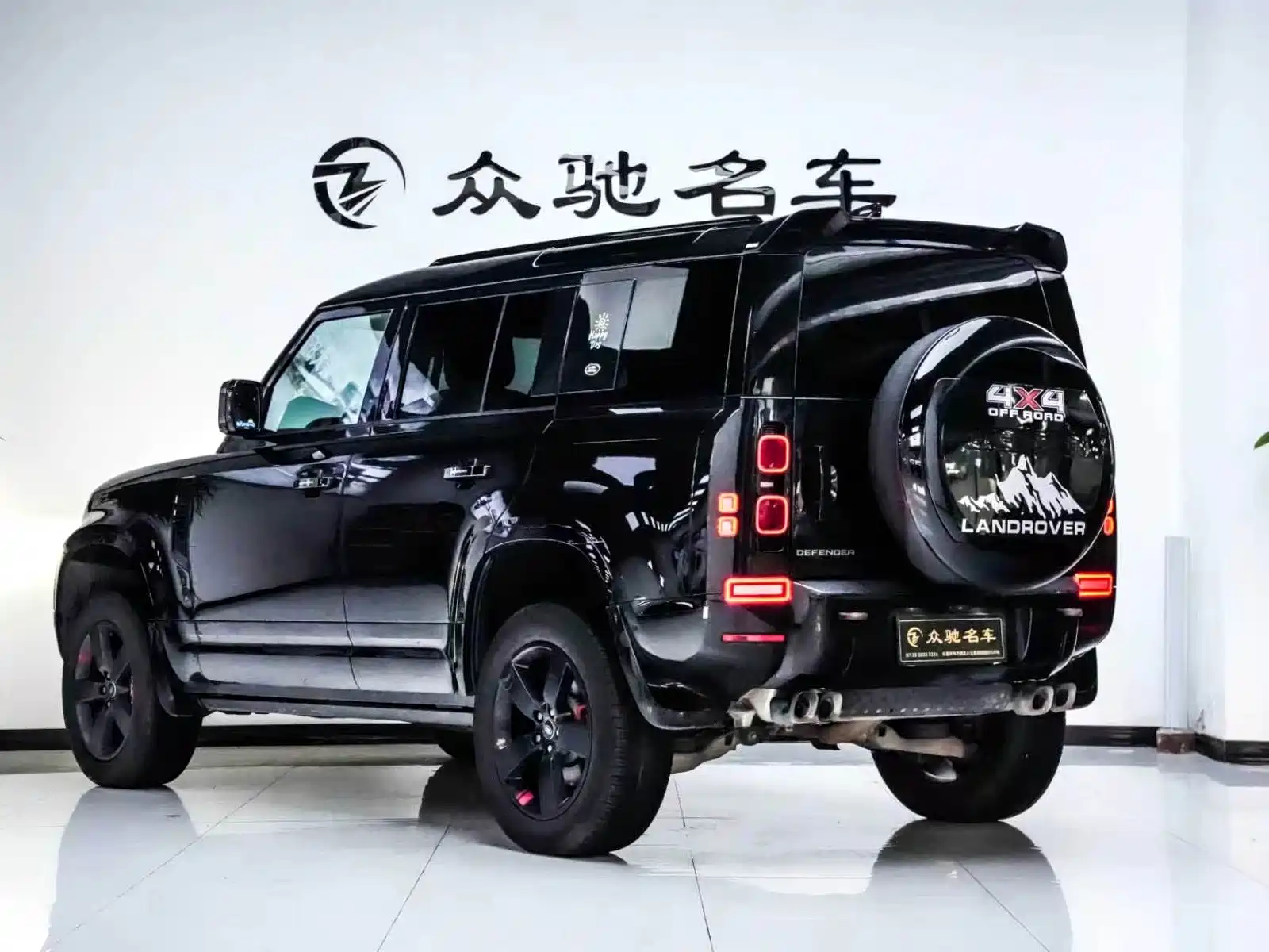 Photo 12 - Land Rover Defender