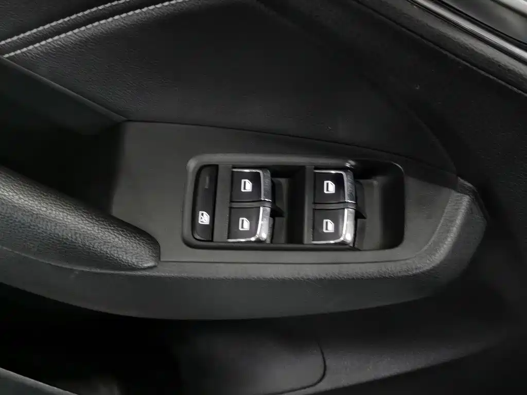 Roewe RX5 2016 2016 30T 2WD Automatic Internet Smart Edition