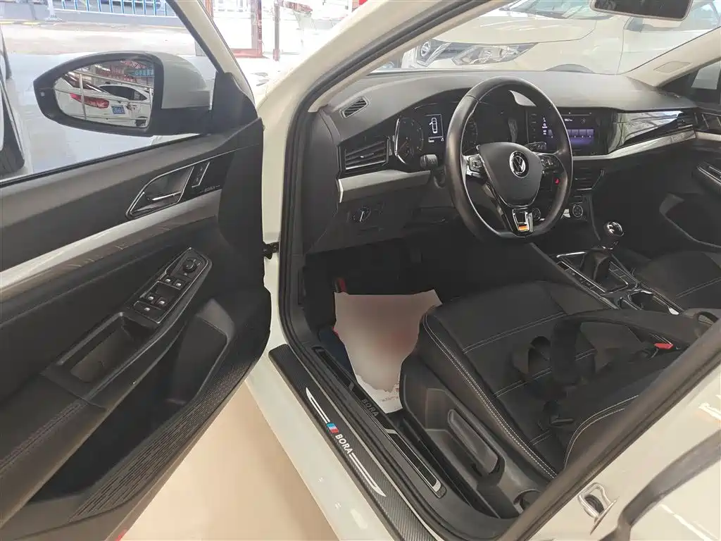 VOLKSWAGEN BORA