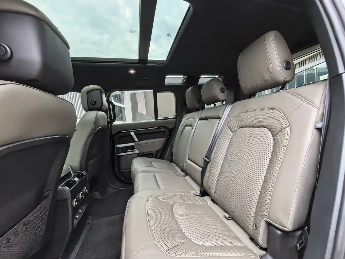 Land Rover Defender 2023 Model 110 3.0T P400 X-DYNAMIC HSE фото 14