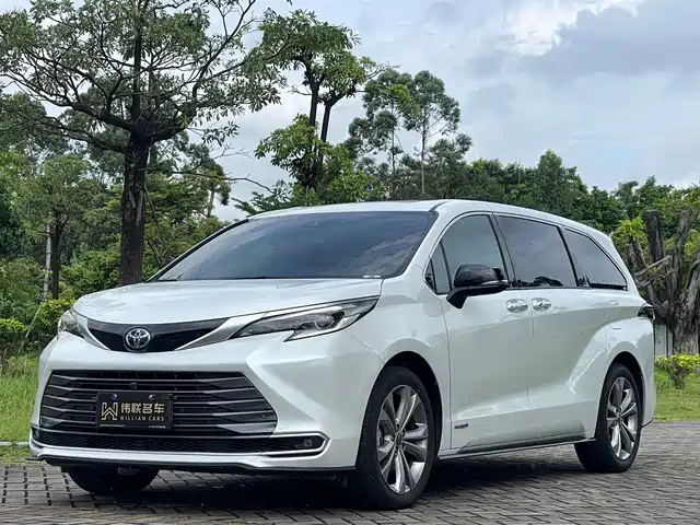Toyota Sienna 2023 2.5L Hybrid Premium Edition — фото 1