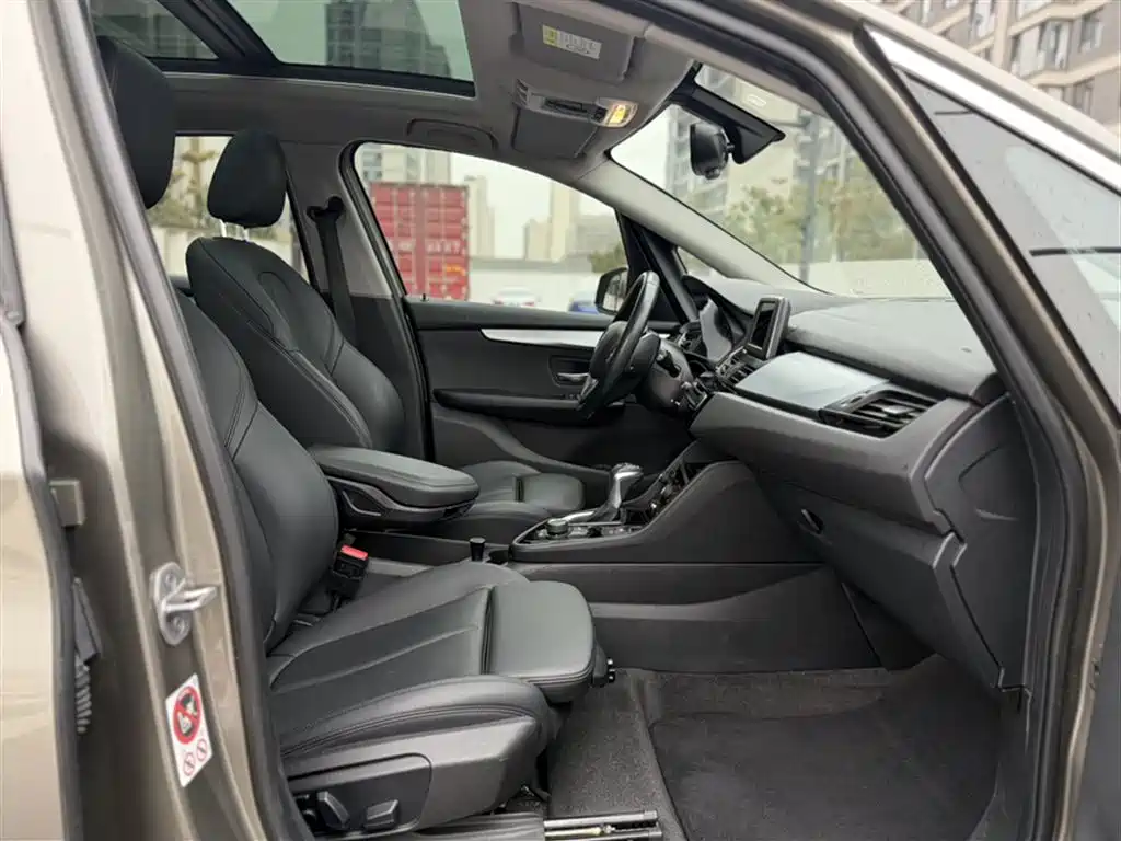 BMW 2 Series Touring 2016 220i Leading Model фото 25