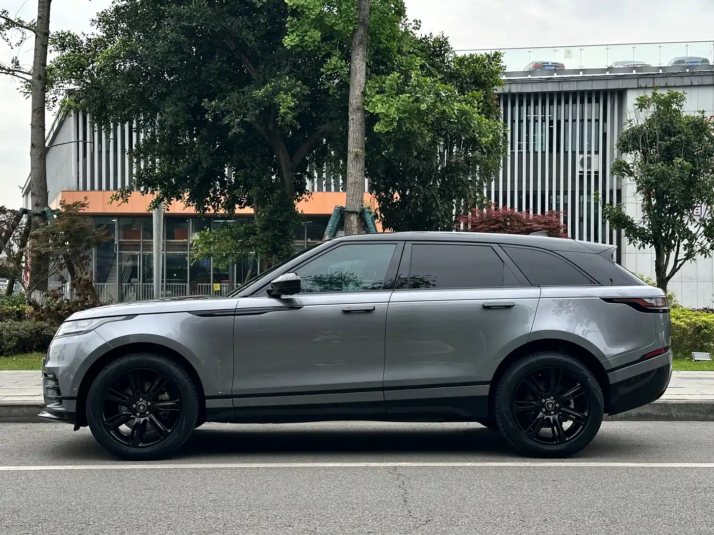 Land Rover Range Rover Velar 2022 250PS Golden Collector's Edition фото 2