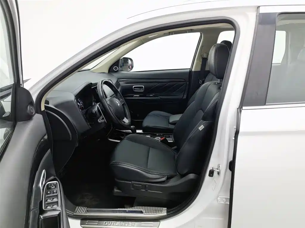 Mitsubishi Outlander 2019 2.4L 4WD Deluxe Edition 5-seater China V фото 10
