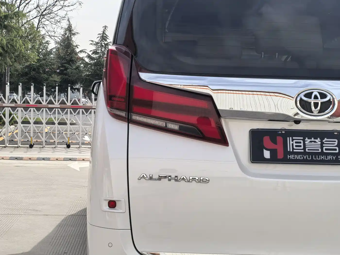 Toyota Alphard 2018 3.5L Luxury фото 19
