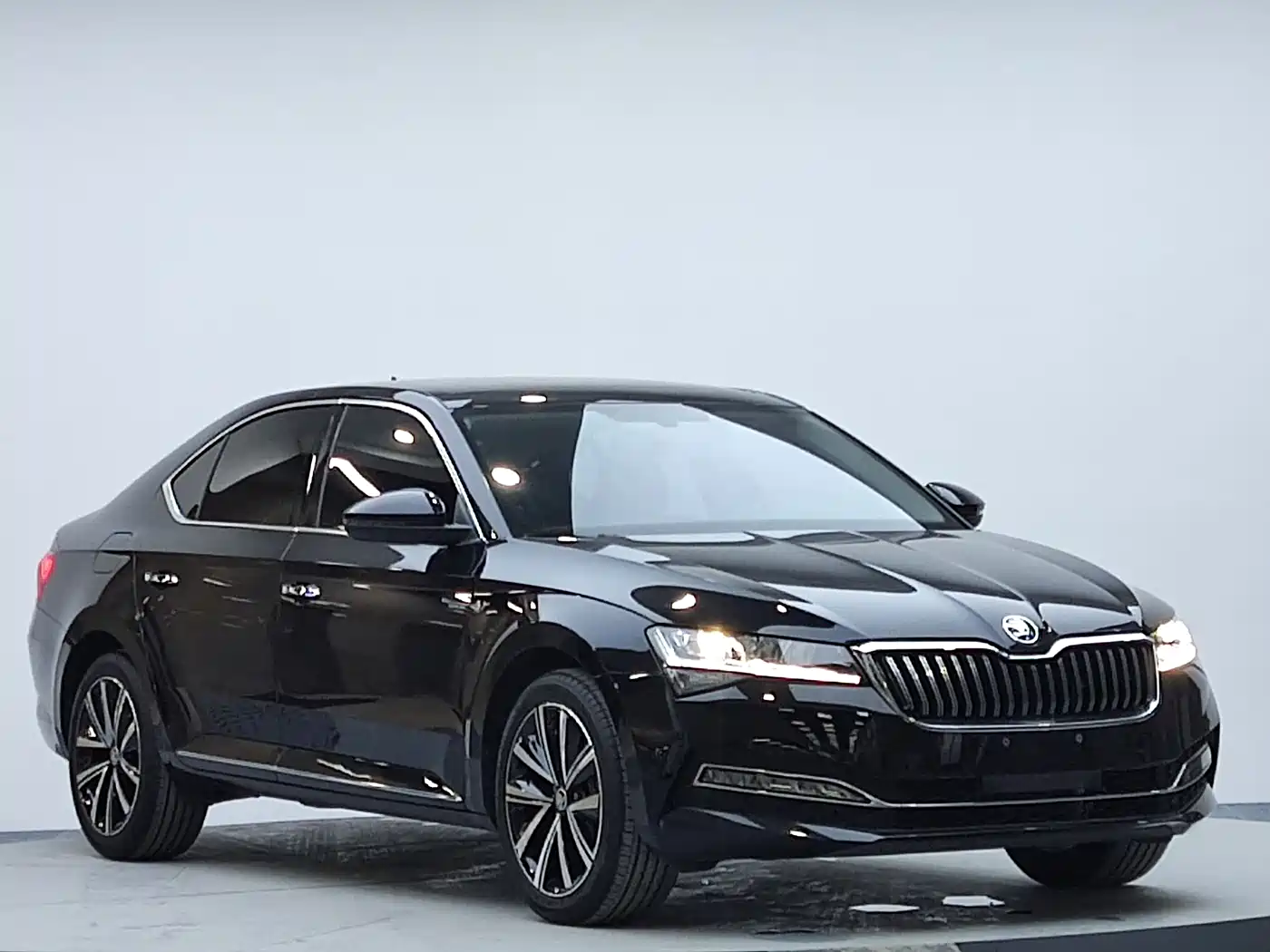Škoda Superb 2024 TSI280 DSG Premium Edition фото 3