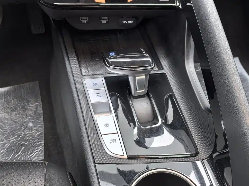 Hyundai Elantra 2022 1.5L CVT LUX Premium Edition фото 13