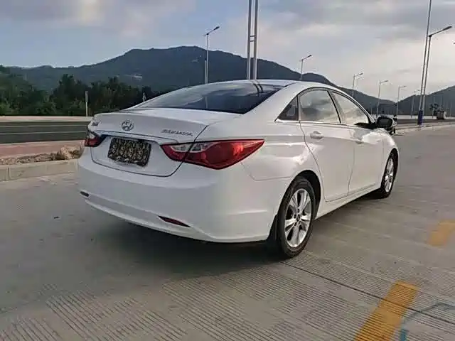 Hyundai Sonata 2011 2.0L Auto Premium Edition фото 4