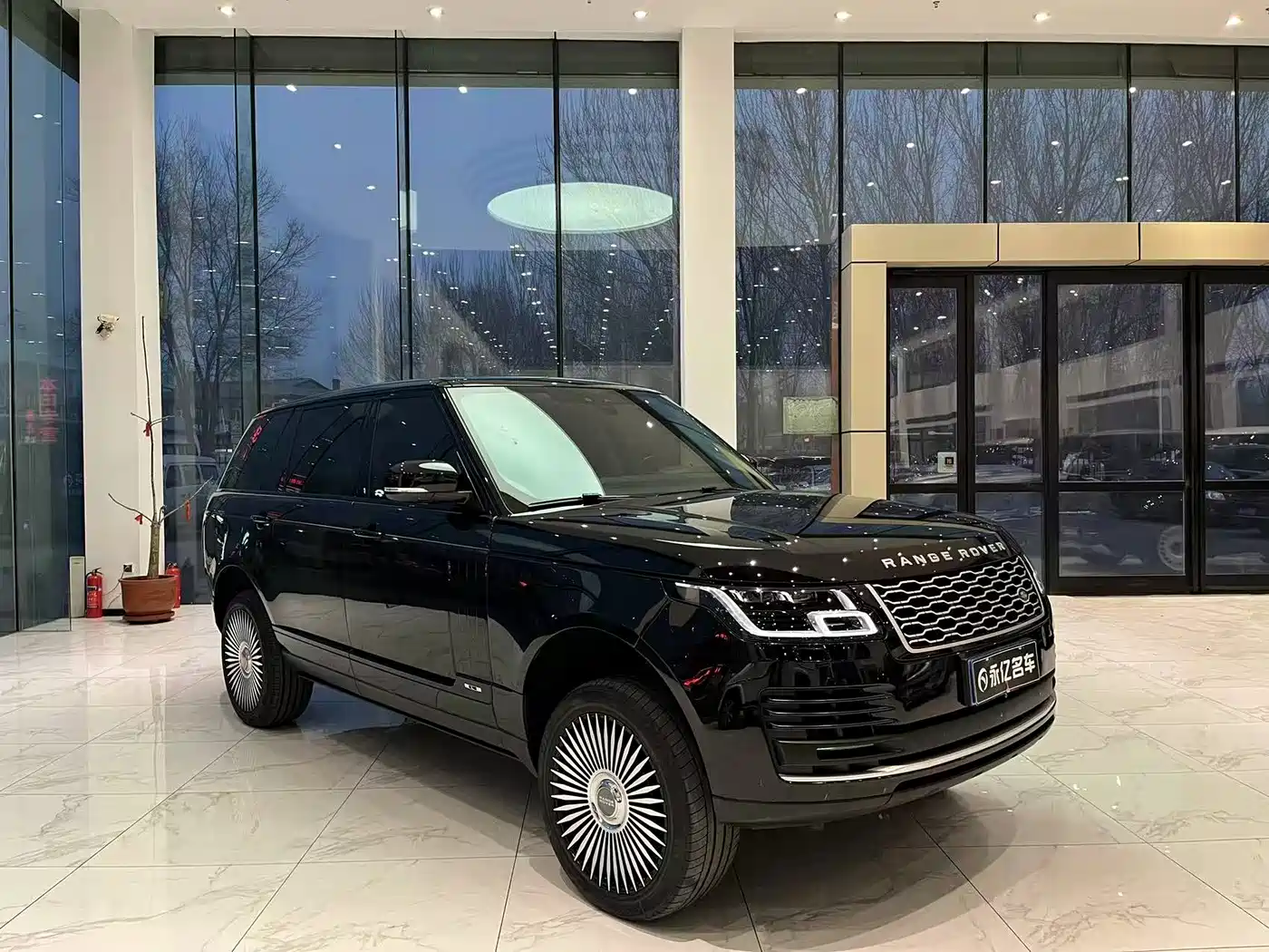 Land Rover Range Rover 2019 3.0 SC V6 Heritage Extended Edition фото 3