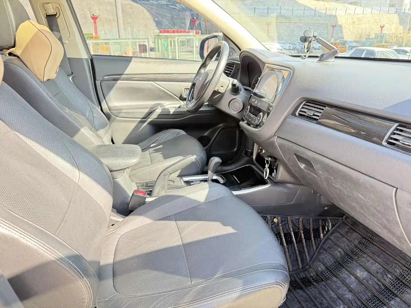 MITSUBISHI OUTLANDER