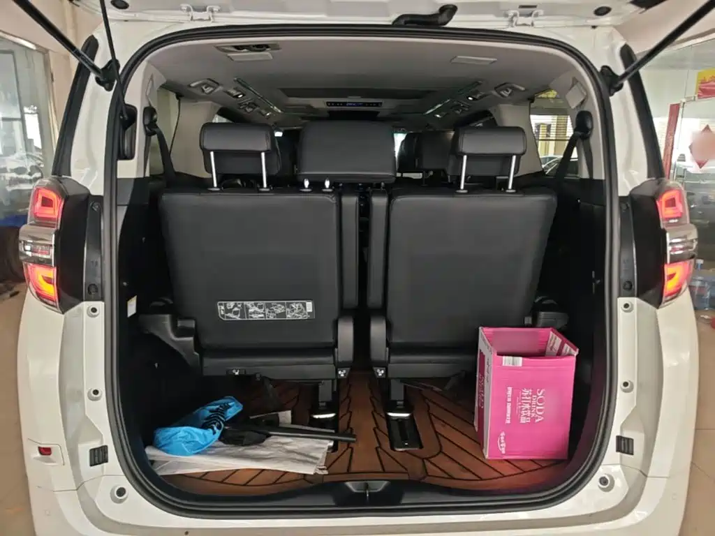 Фото 19 - Toyota Vellfire
