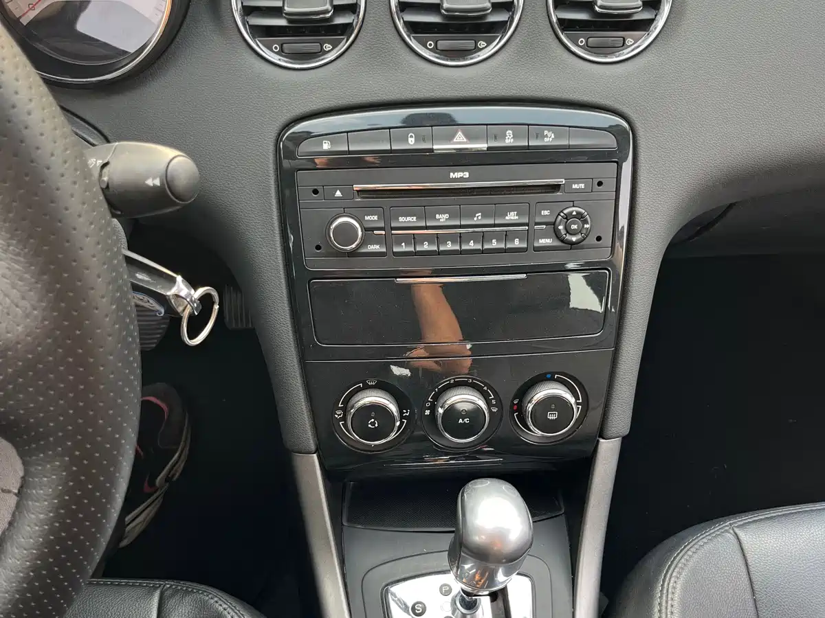 Peugeot 408 2013 1.6L Automatic Comfort Edition фото 16