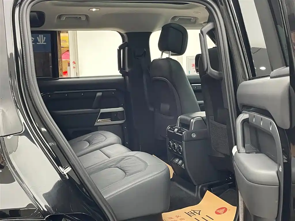 Land Rover Defender 2024 110 3.0T P400 XS фото 12