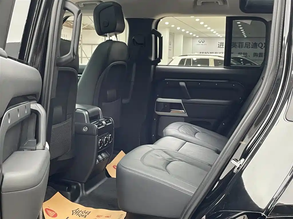 Land Rover Defender 2024 110 3.0T P400 XS фото 13