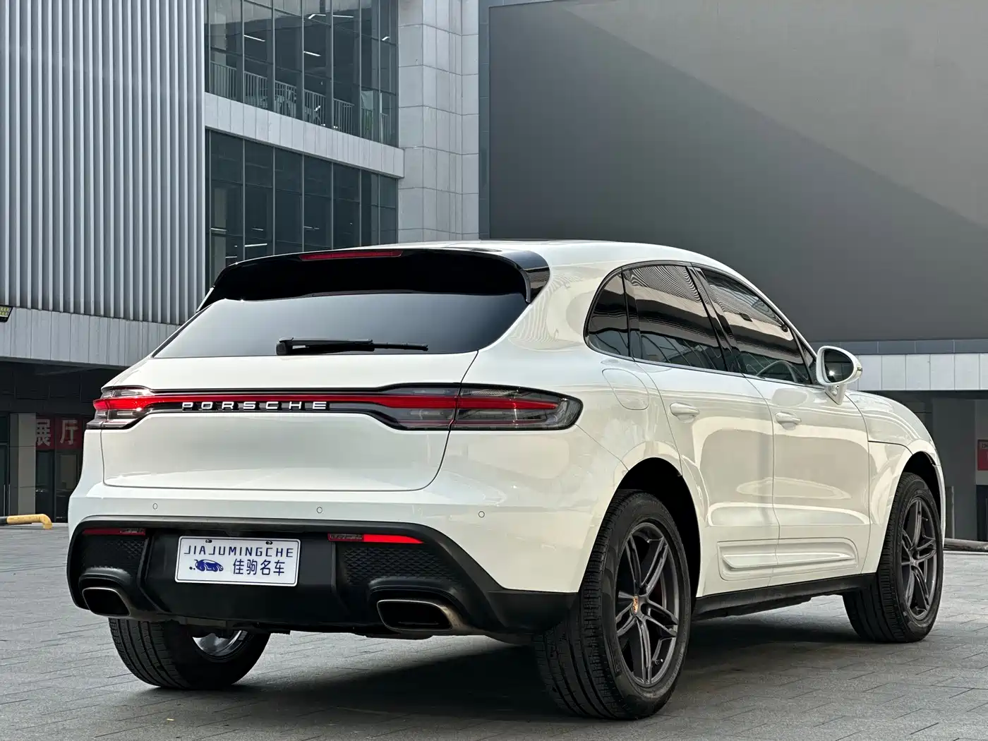 PORSCHE MACAN