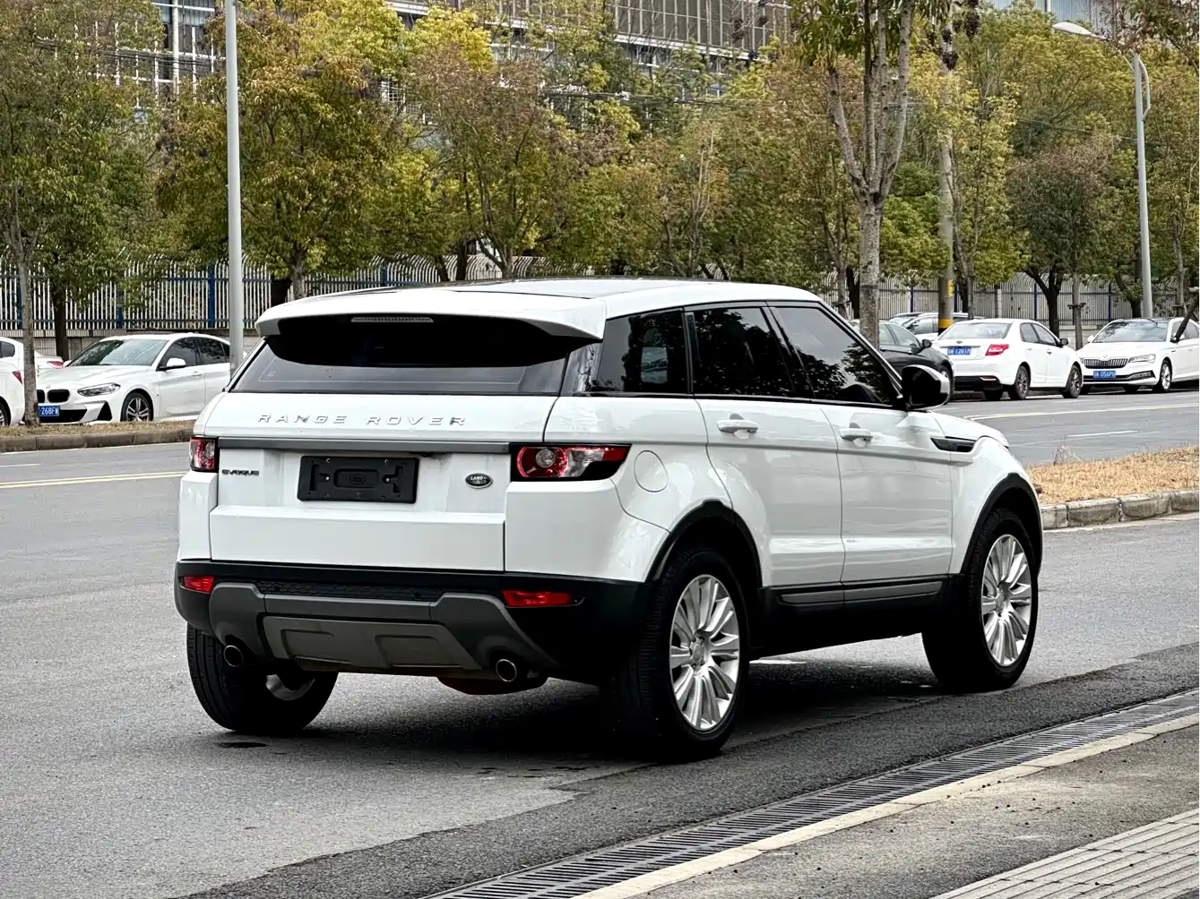 Land Rover Range Rover Evoque 2015 2.0T 5-Door Intelligent Edition фото 4
