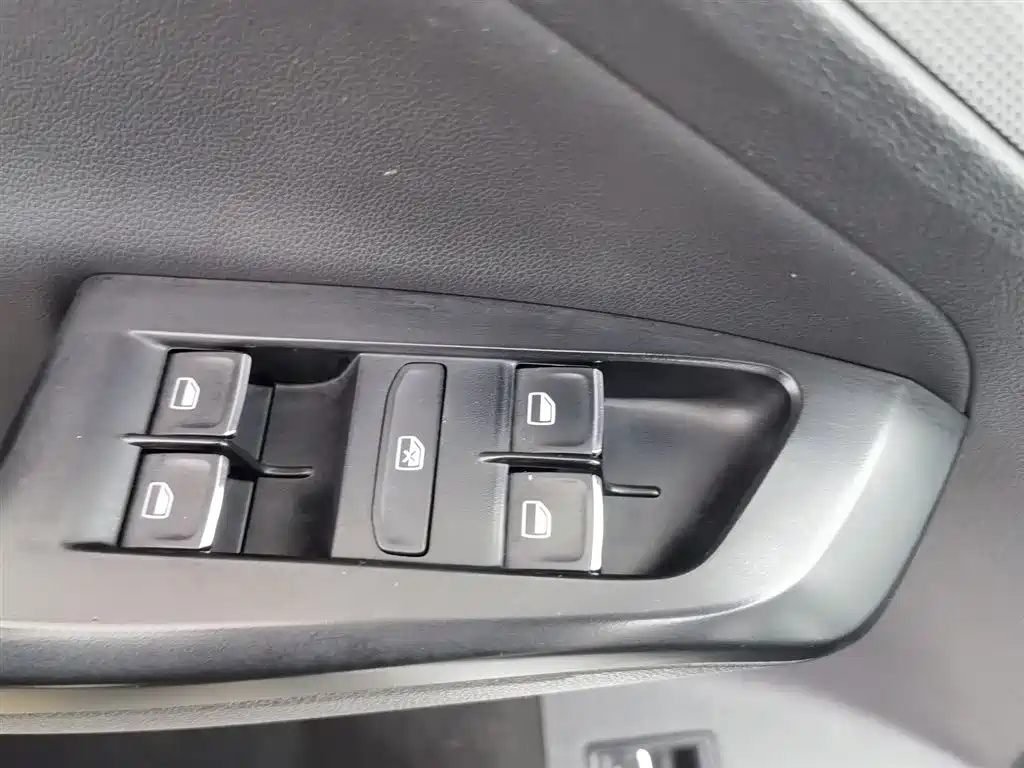 Volkswagen Sagitar 2018 280TSI DSG Spark Edition фото 9