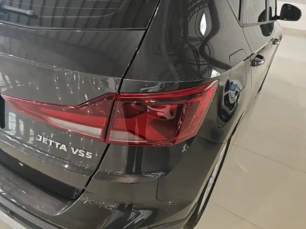 Photo 8 - Jetta VS5