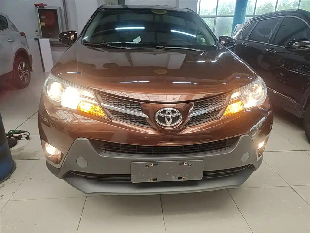 Toyota RAV4 Rongfang 2015 2.0L CVT 2WD Trend Edition фото 3