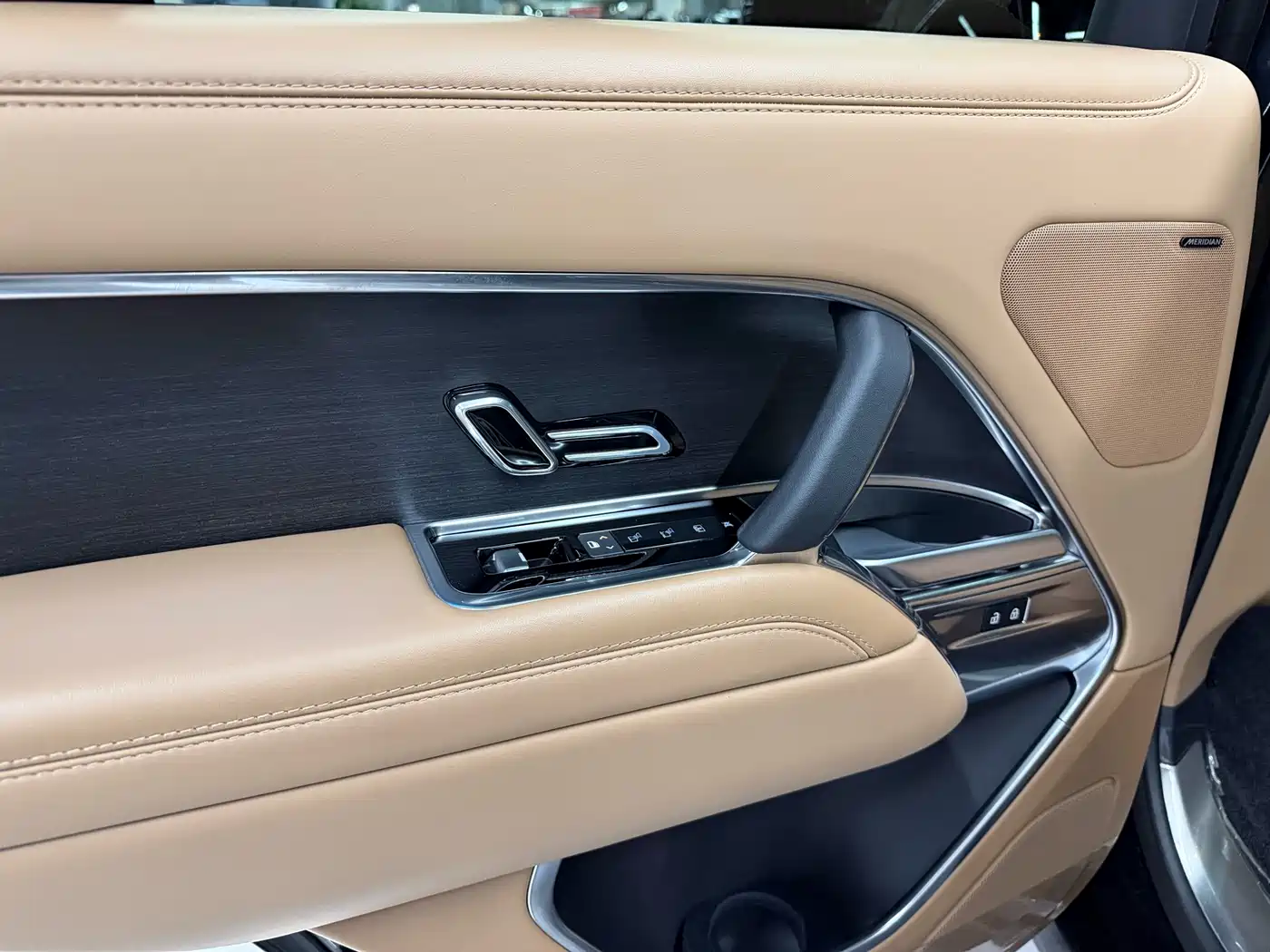 Land Rover Range Rover 2023 3.0 L6 360PS Golden Age Edition фото 11