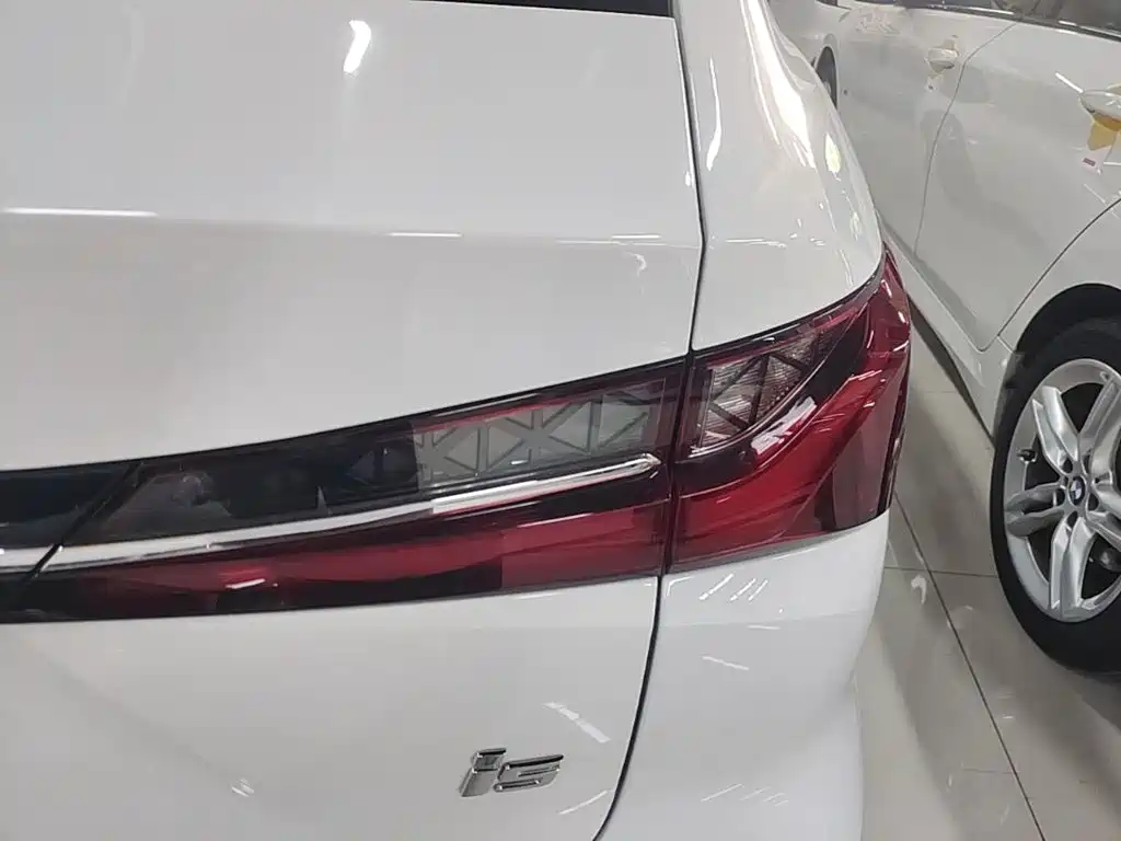 Фото 8 - Roewe i5