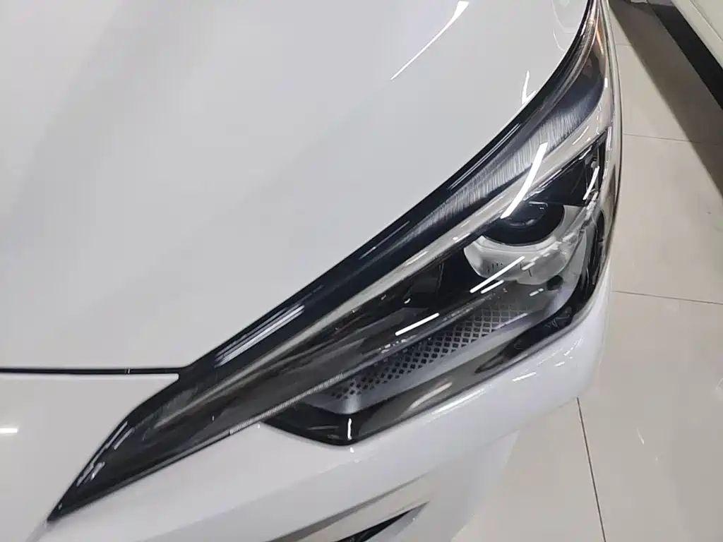 Фото 24 - Roewe i5
