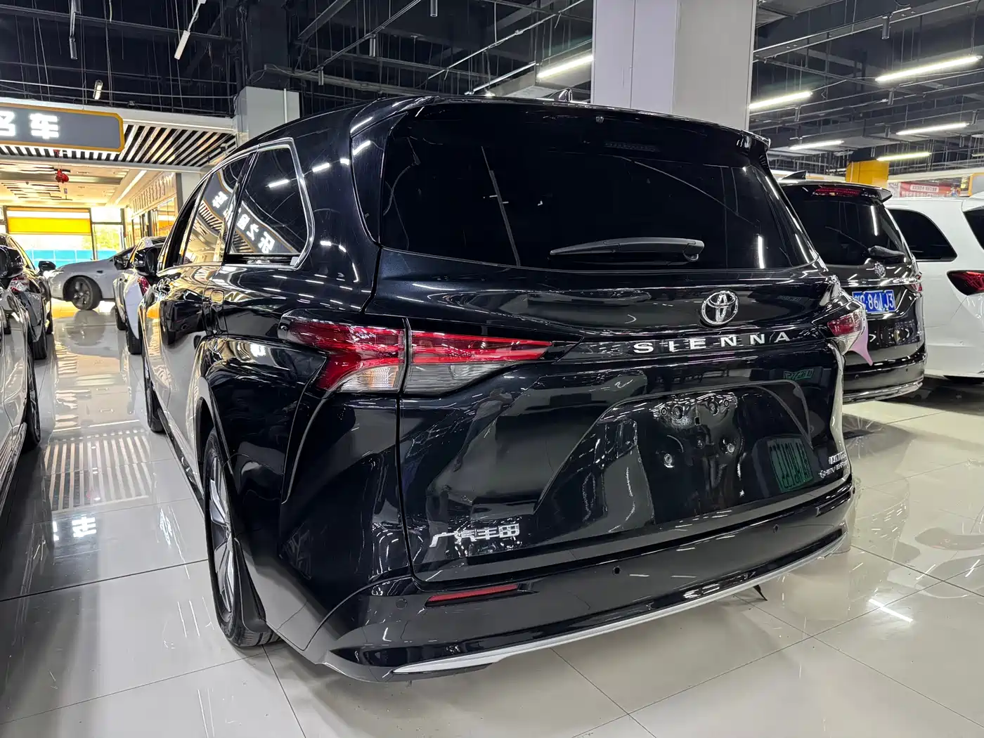 Toyota Sienna 2024 2.5L Hybrid 4WD Premium Edition фото 16