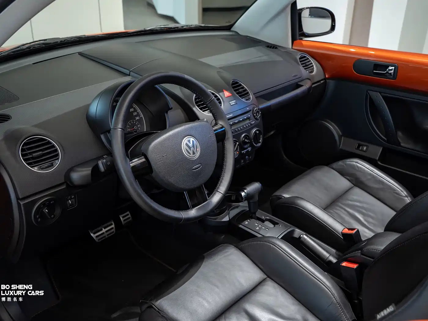 Volkswagen Beetle 2010 Model 2.0 BlackOrange Convertible Luxury Edition фото 44