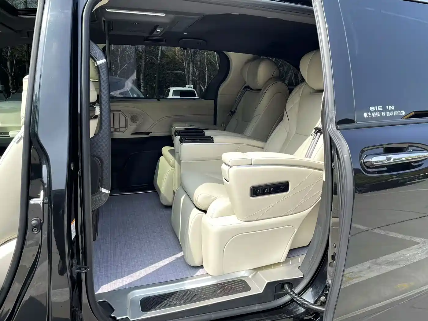 Toyota Sienna 2024 2.5L Hybrid 4WD Premium Edition фото 7