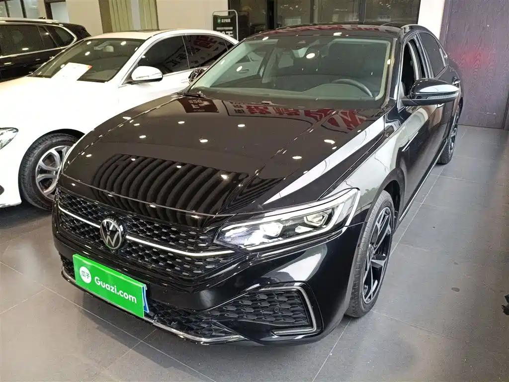 Volkswagen Passat 2023 330TSI Starlight Luxury Edition фото 2