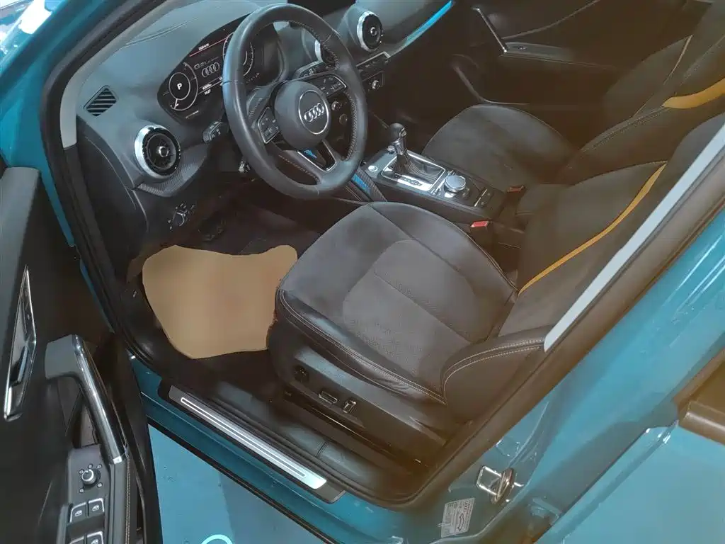 AUDI Q2L E-TRON
