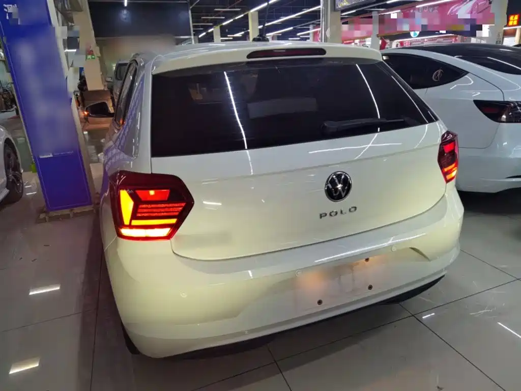 VOLKSWAGEN POLO
