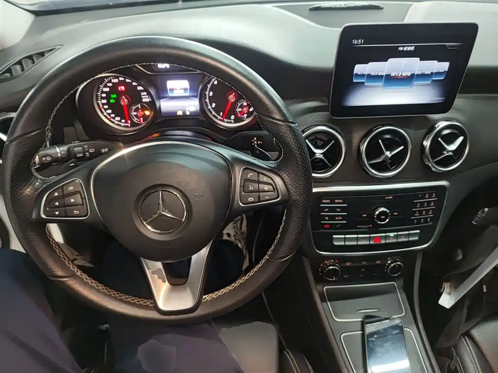 Mercedes-Benz GLA 2018 GLA 200 Dynamic фото 6