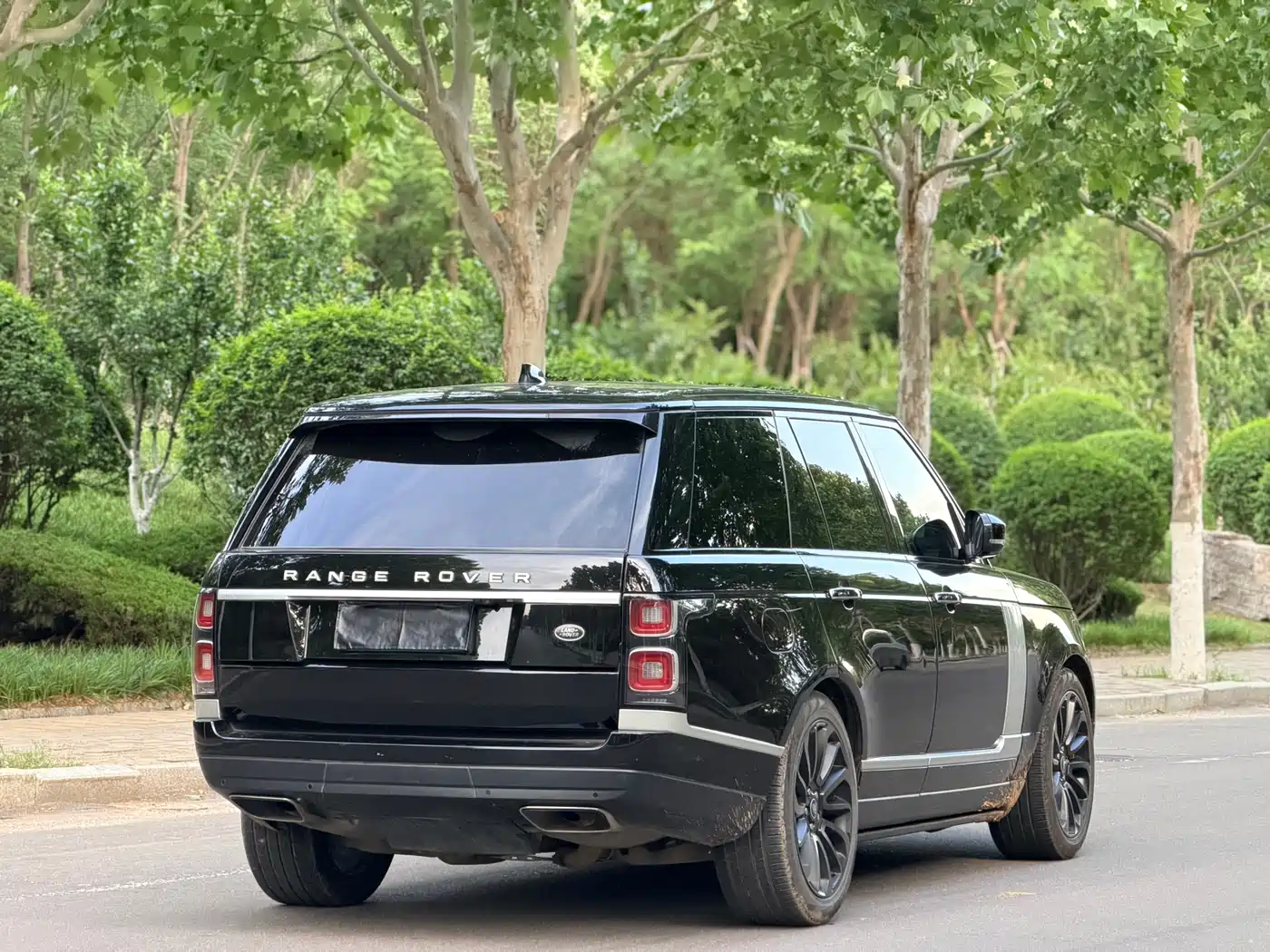 Land Rover Range Rover 2022 3.0 L6 360PS Golden Age Edition фото 12