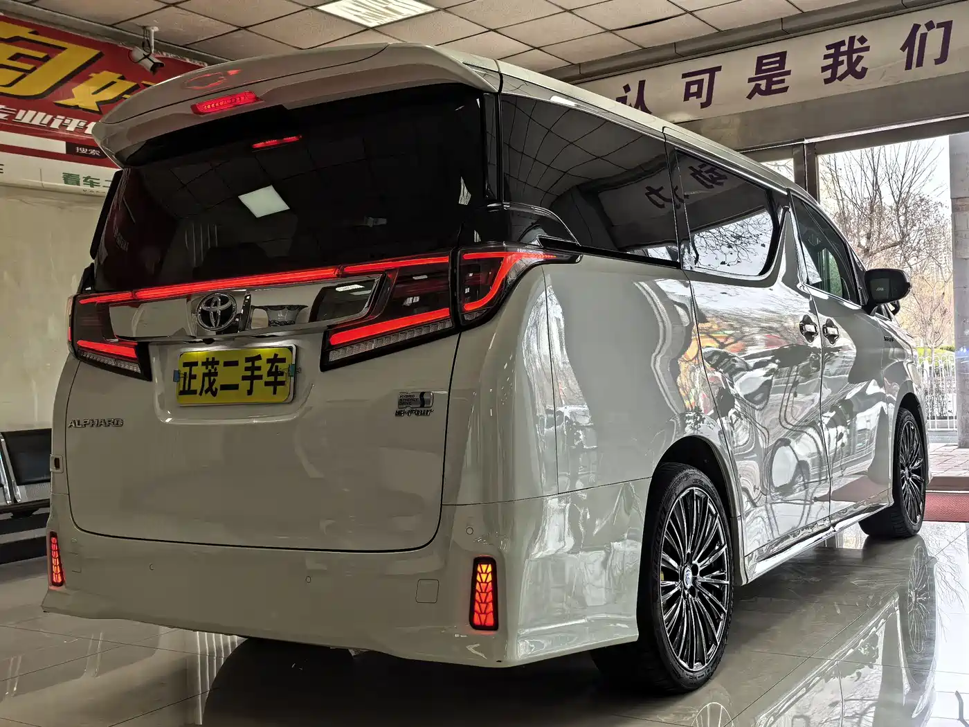 Toyota Alphard 2021 Hybrid 2.5L Luxury фото 24