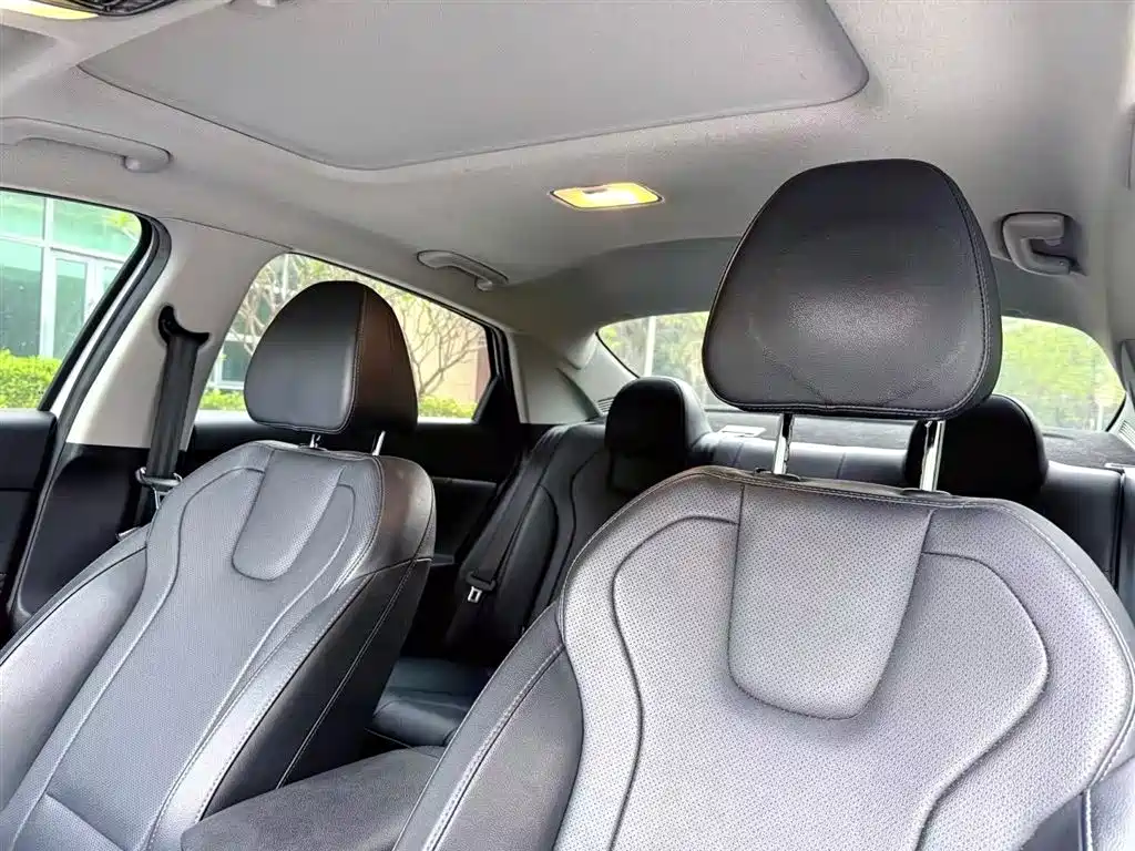 Hyundai Elantra 2021 1.5L CVT LUX Premium Edition фото 5
