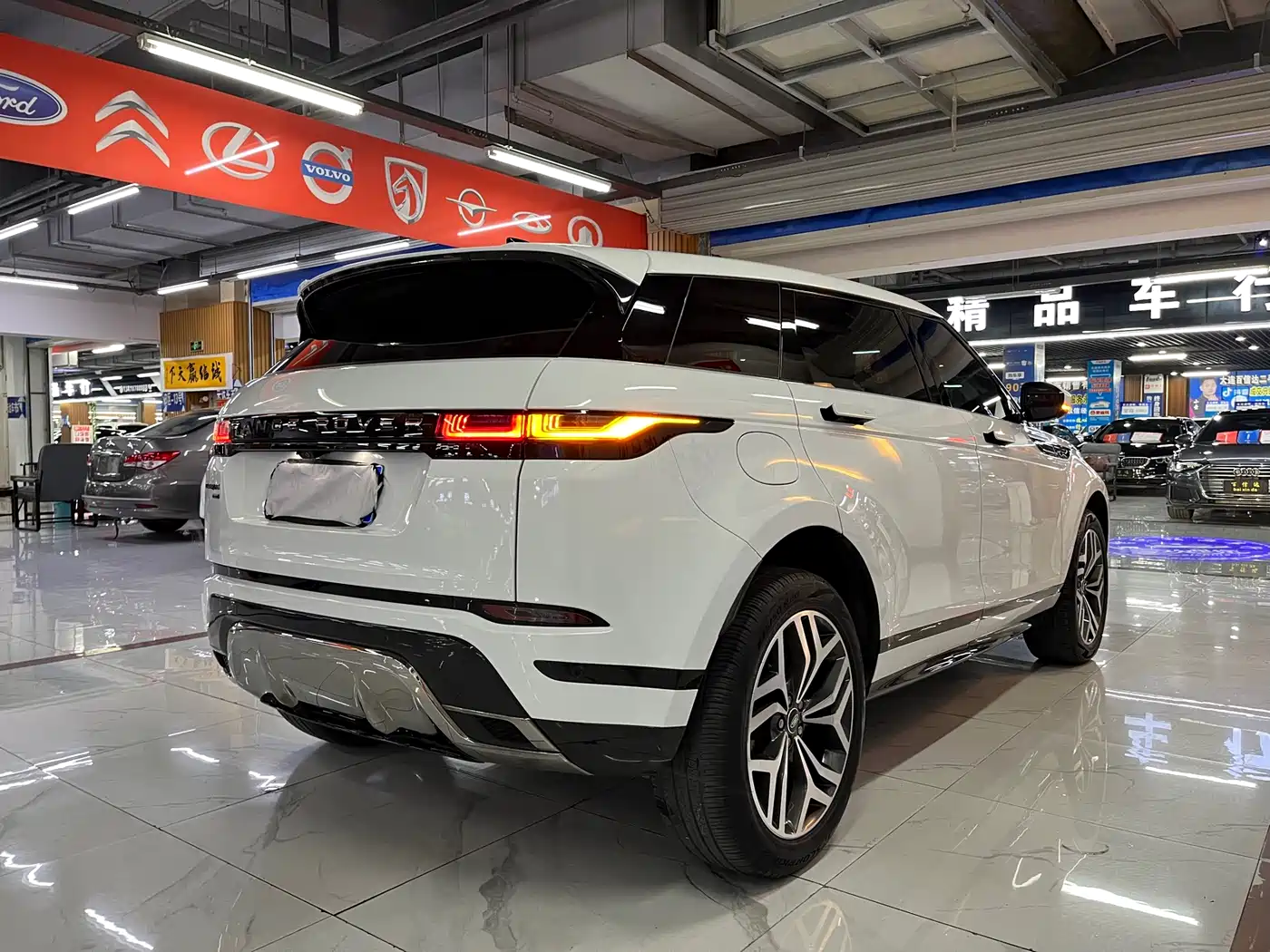 Land Rover Range Rover Evoque 2023 Range Rover Evoque L 249PS Luxury Edition фото 5