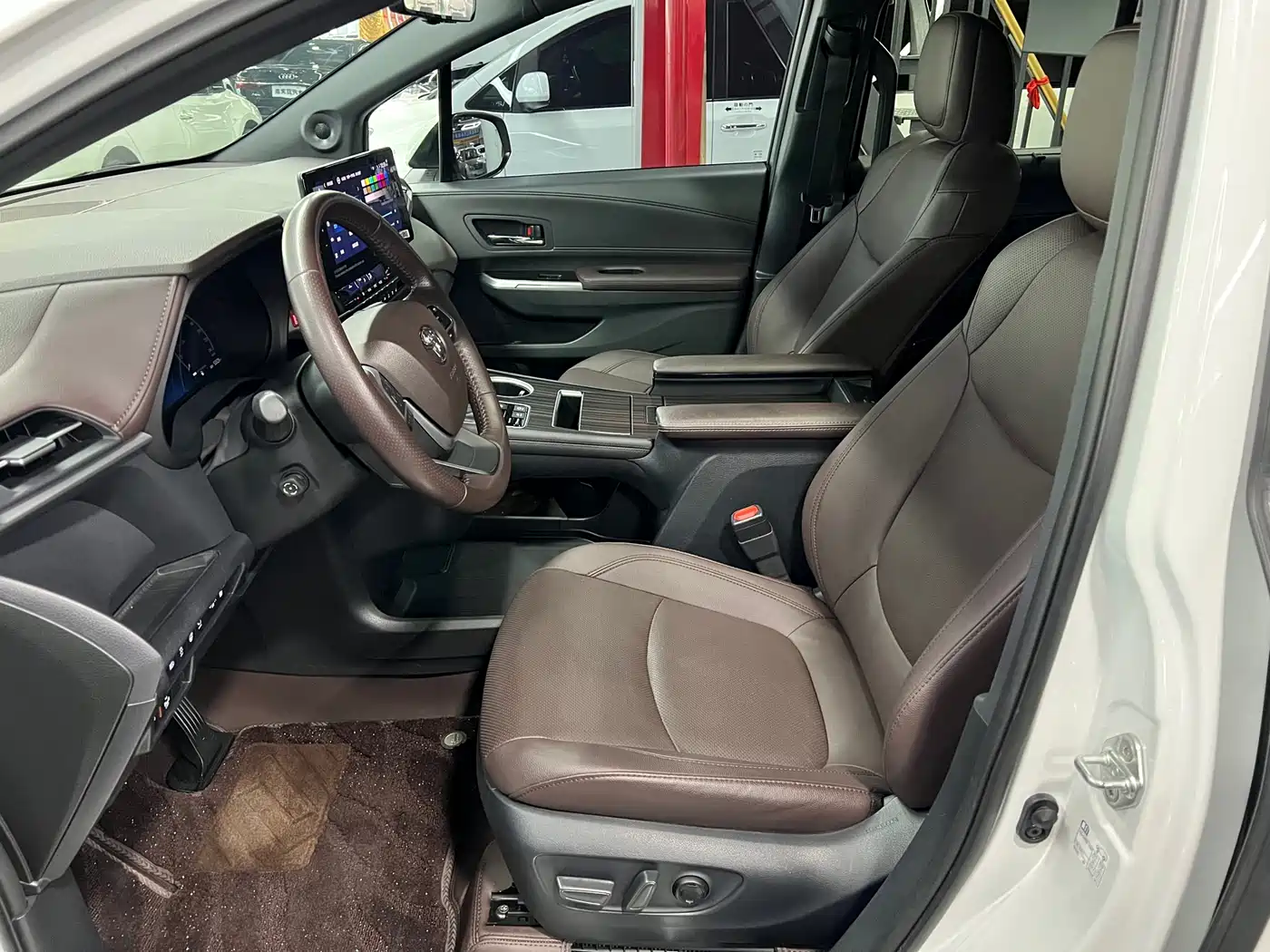 Toyota Granvia 2023 2.5L Hybrid Flagship VIP Edition фото 5