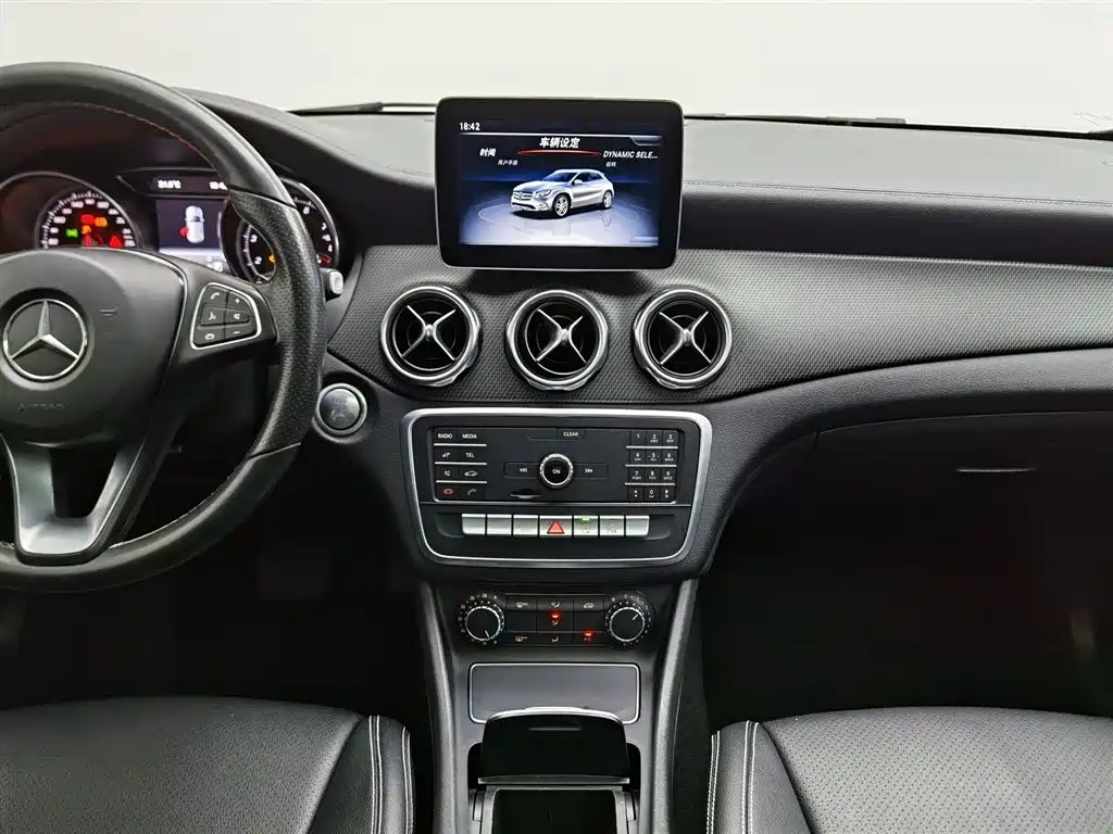 Mercedes-Benz GLA 2018 GLA 200 Fashion фото 12