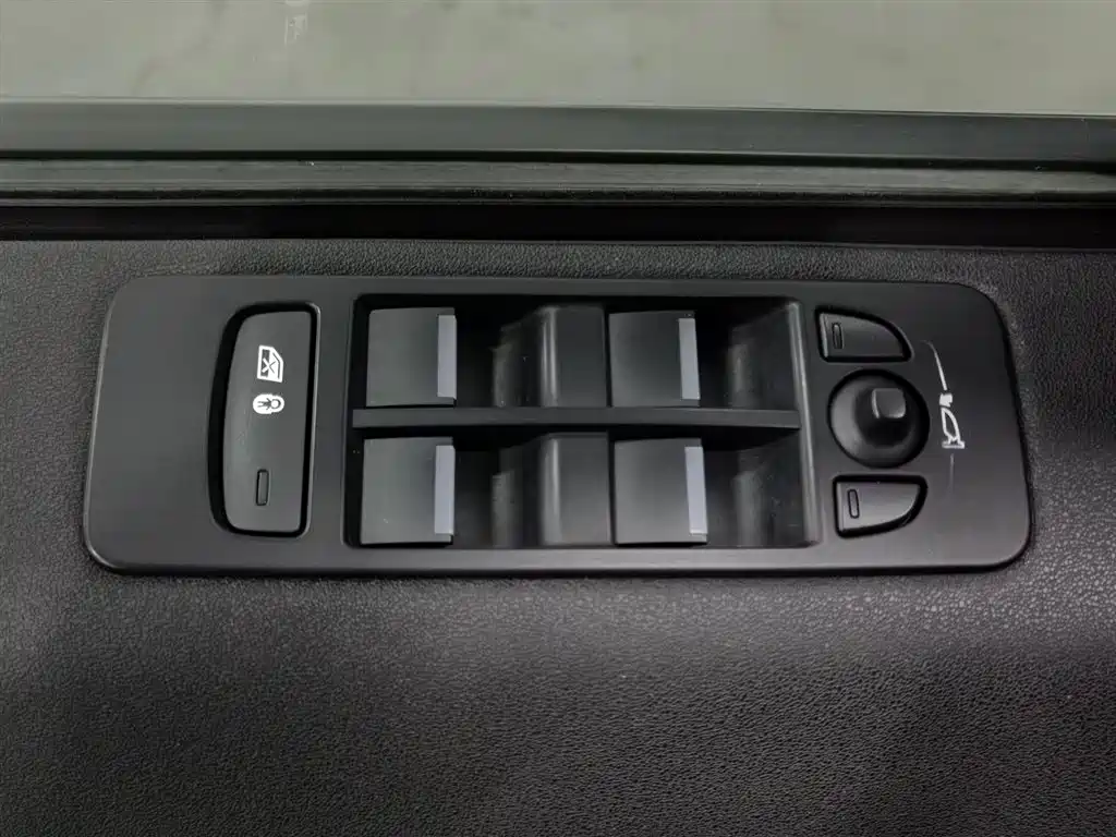 Land Rover Discovery Sport 2017 2.0T HSE фото 9