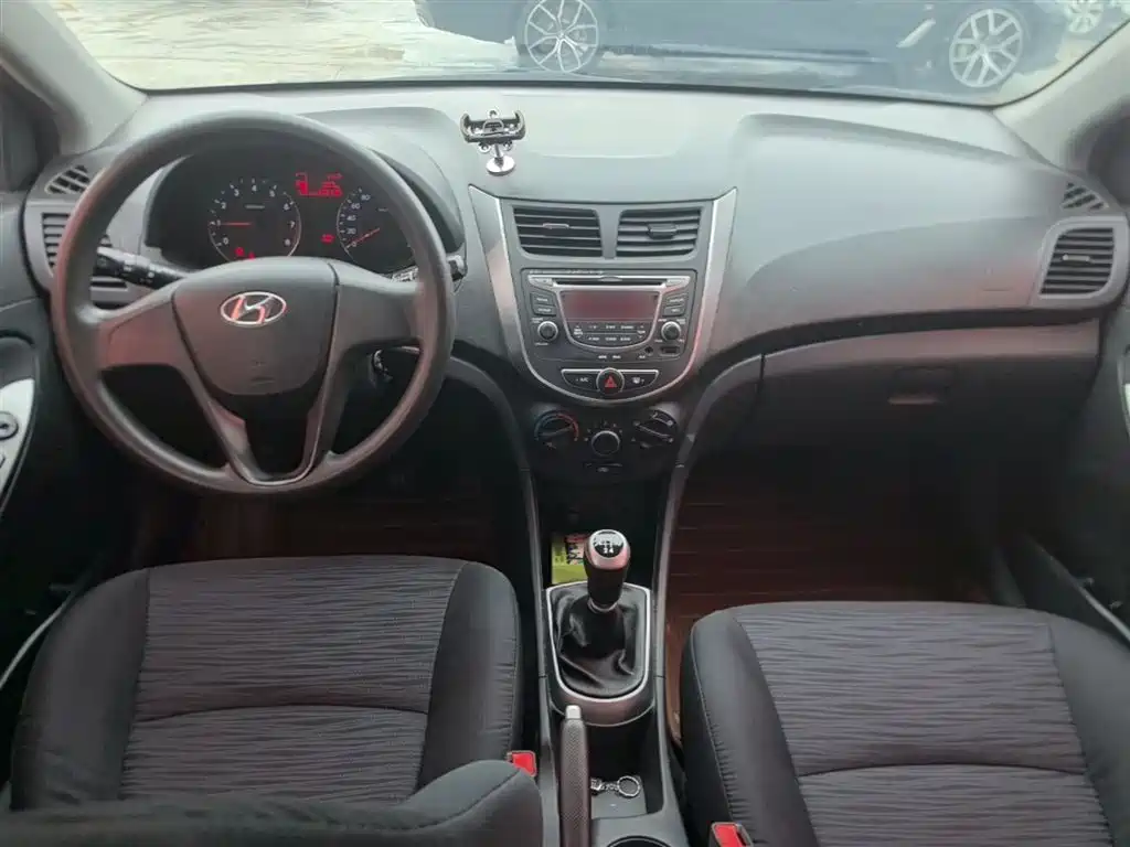 Hyundai Reina 2014 1.4L Manual GLX фото 10