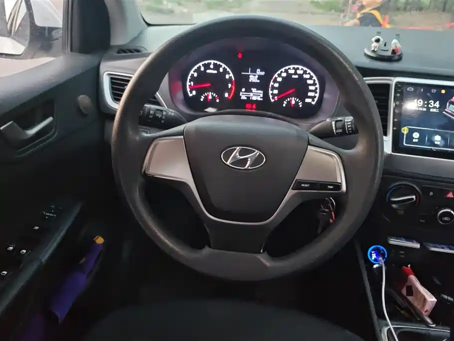 Hyundai Verna 2016 1.4L Manual Cool Edition GLS фото 15