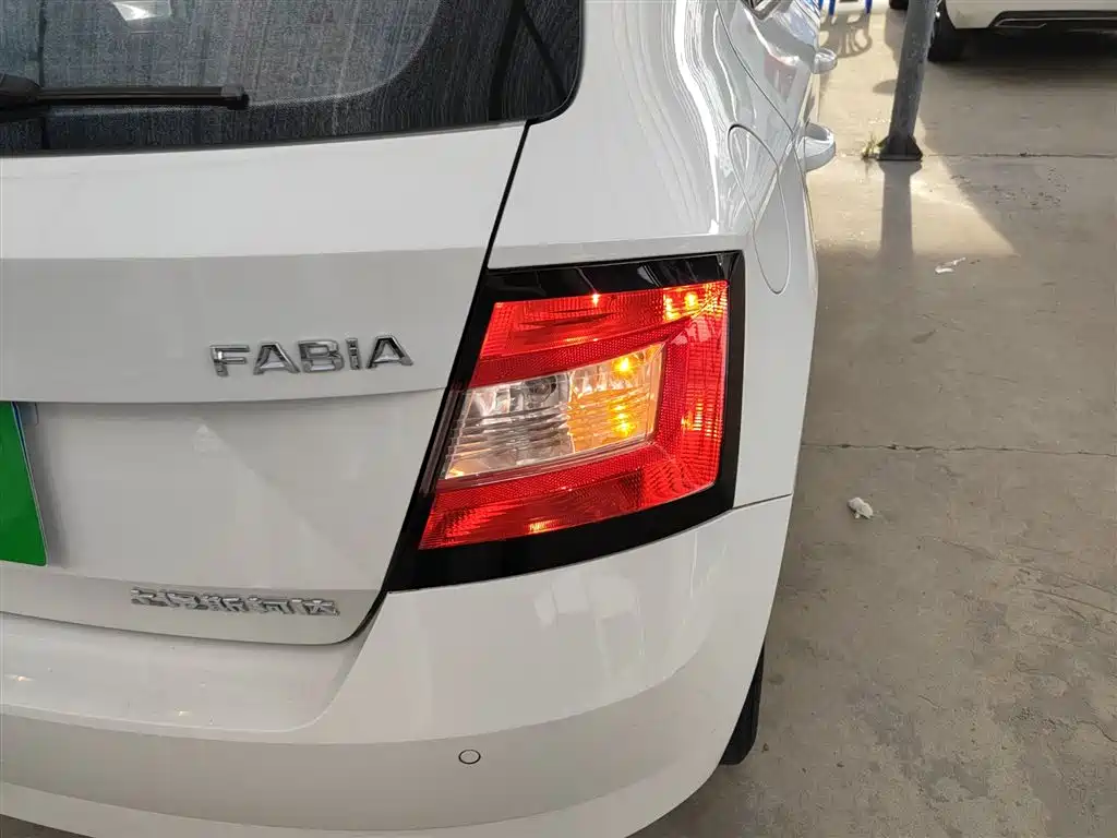 Škoda Fabia 2017 1.4L Auto Car Enjoy Edition фото 8