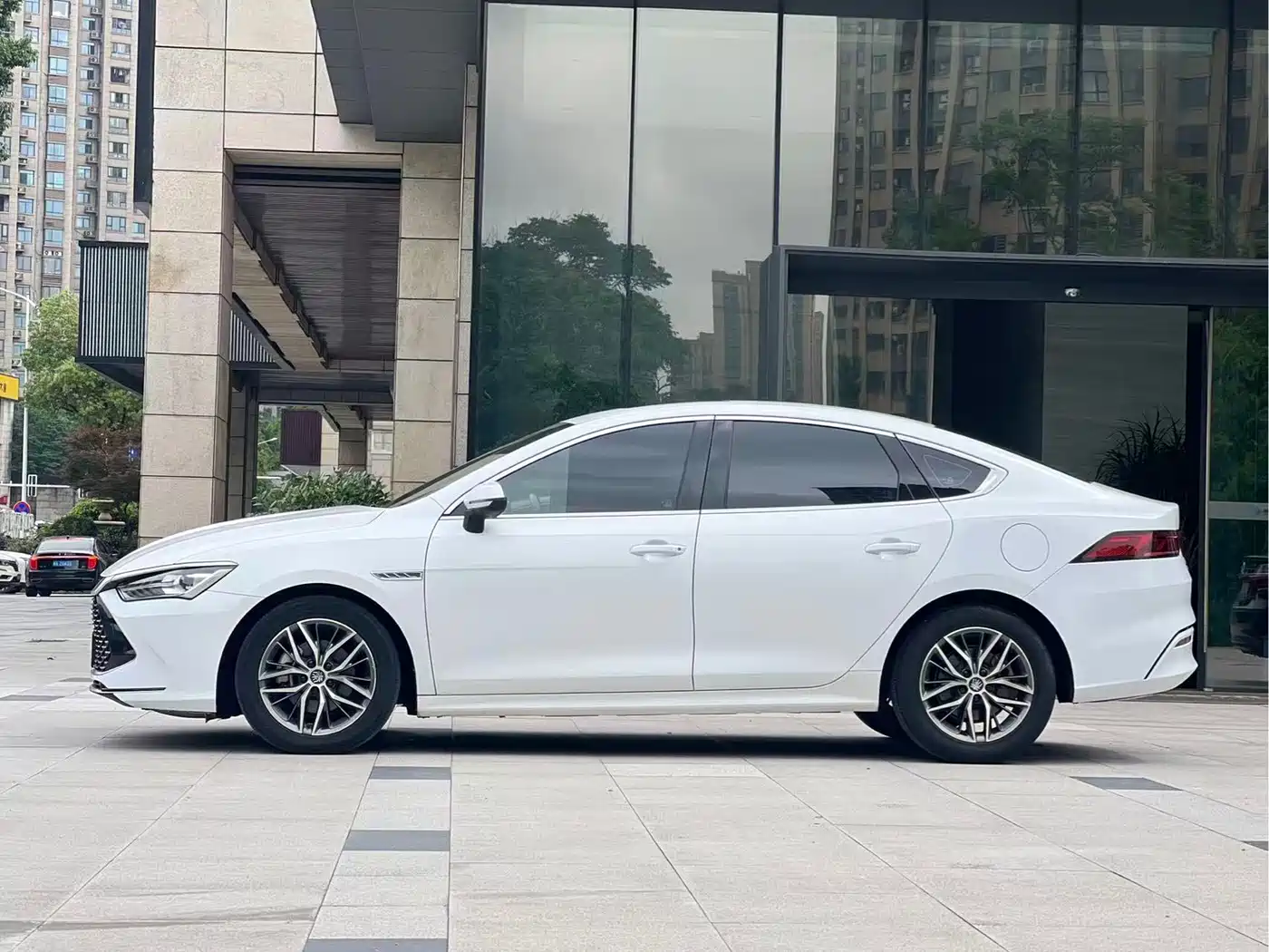 BYD Qin PLUS 2021 DM-i 120KM Premium фото 7