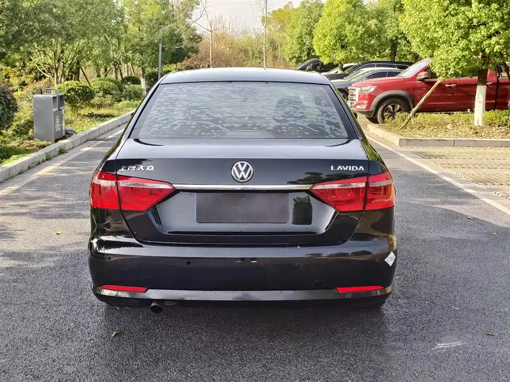 Volkswagen Lavida 2013 Facelift Classic 1.6L Manual Comfort фото 4