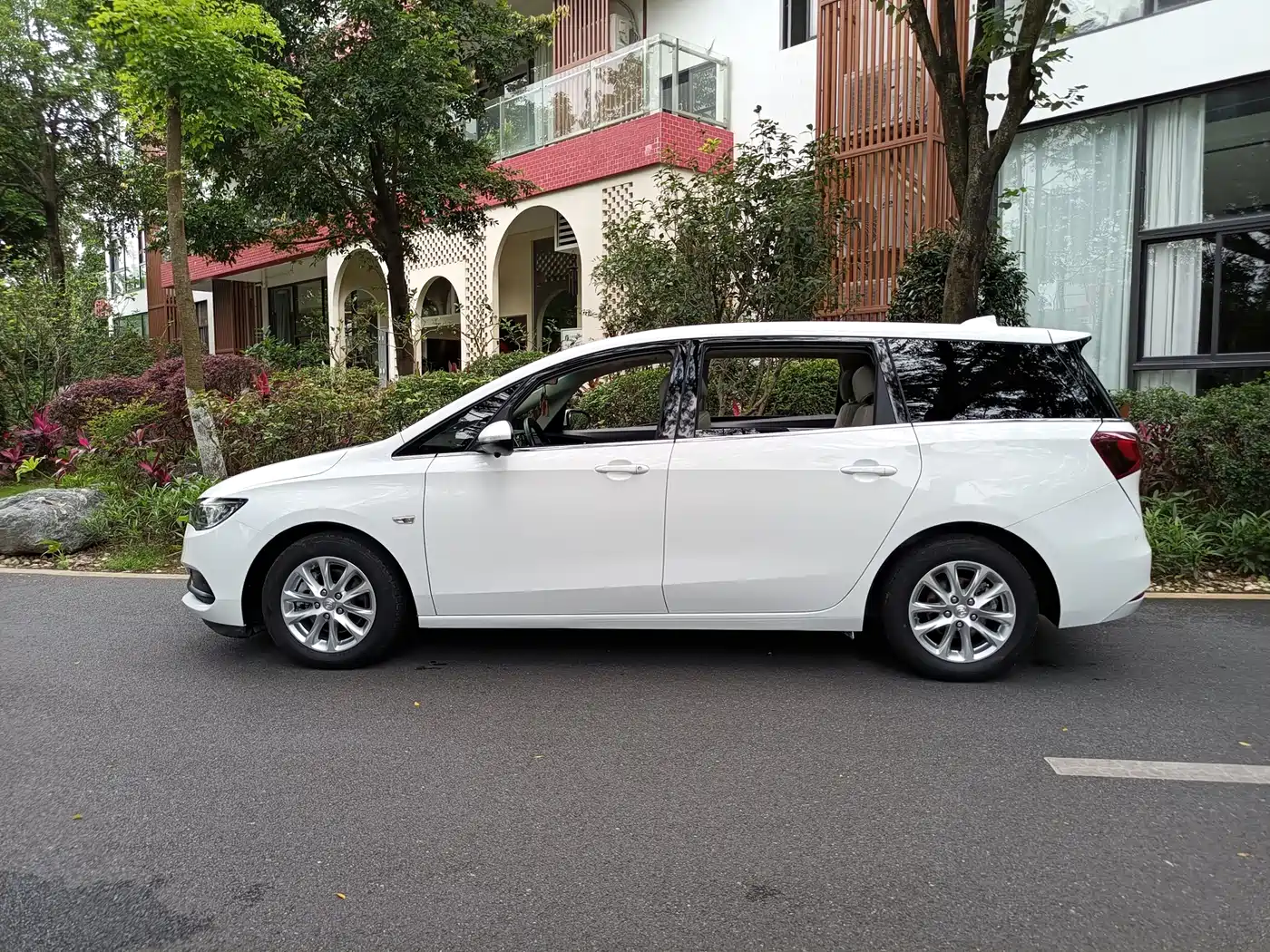 Buick GL6 2018 18T 6-Seater Elite фото 3